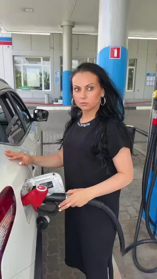 Hoe indruk te maken op vrouwen bij de benzinepomp 