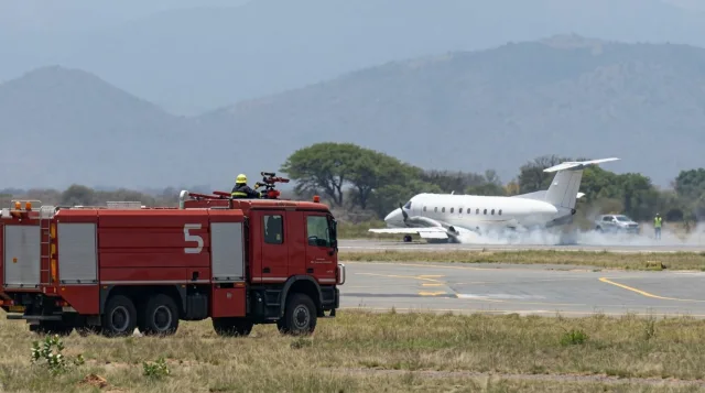 Vliegtuig botst bij opstijgen op zebra en maakt buiklanding in Tanzania