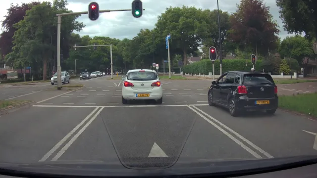Verkeershufter rijdt door rood en haalt rechts in, maar is direct de sjaak