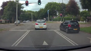 Verkeershufter rijdt door rood en haalt rechts in, maar is direct de sjaak