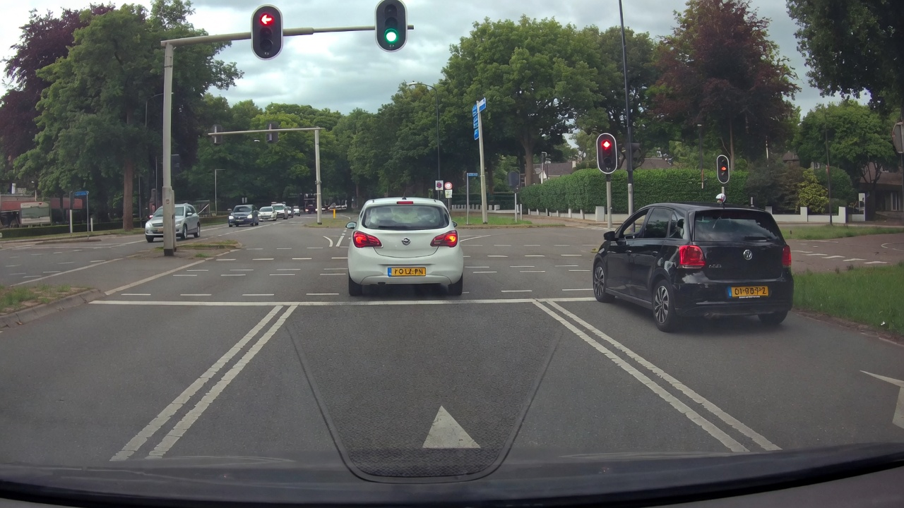 Verkeershufter rijdt door rood en haalt rechts in, maar is direct de sjaak