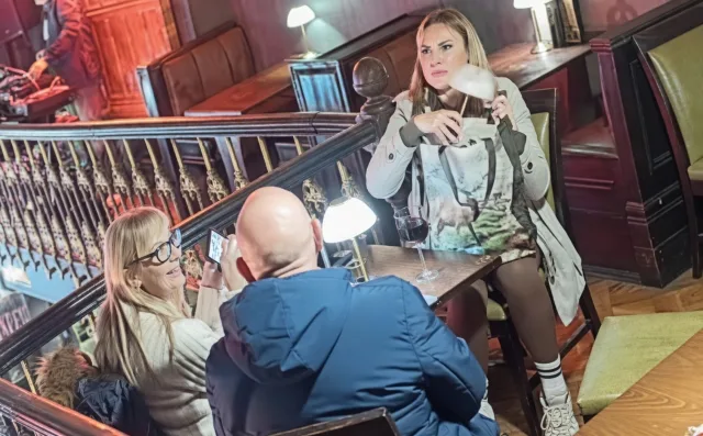 Dochter verzamelt haar uitzet door een tafellampje uit een café te stelen
