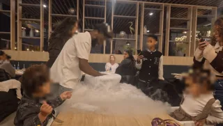 Een gender reveal doe je tegenwoordig gewoon in een restaurant