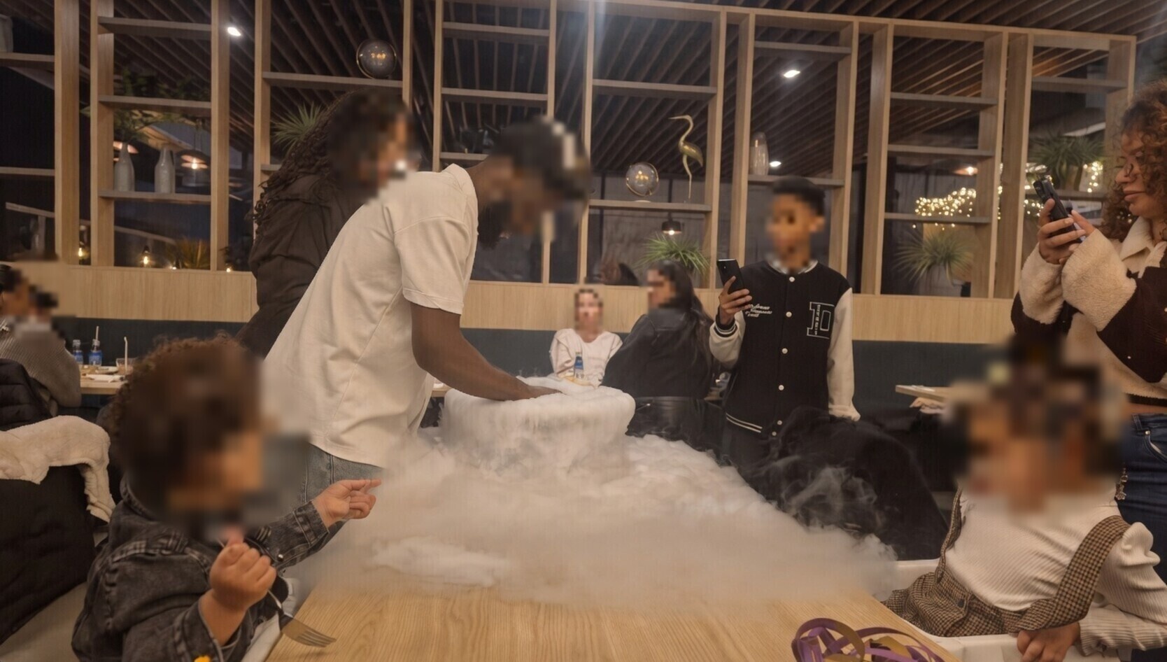 Een gender reveal doe je tegenwoordig gewoon in een restaurant