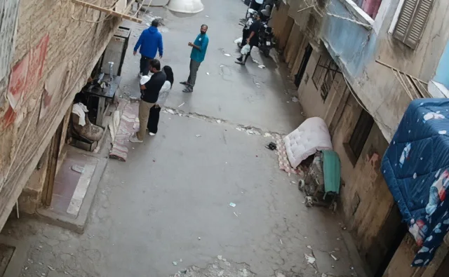 Egyptische eindbaas vangt onder een balkon in Gizeh een vallend jongetje op