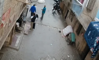 Egyptische eindbaas vangt onder een balkon in Gizeh een vallend jongetje op