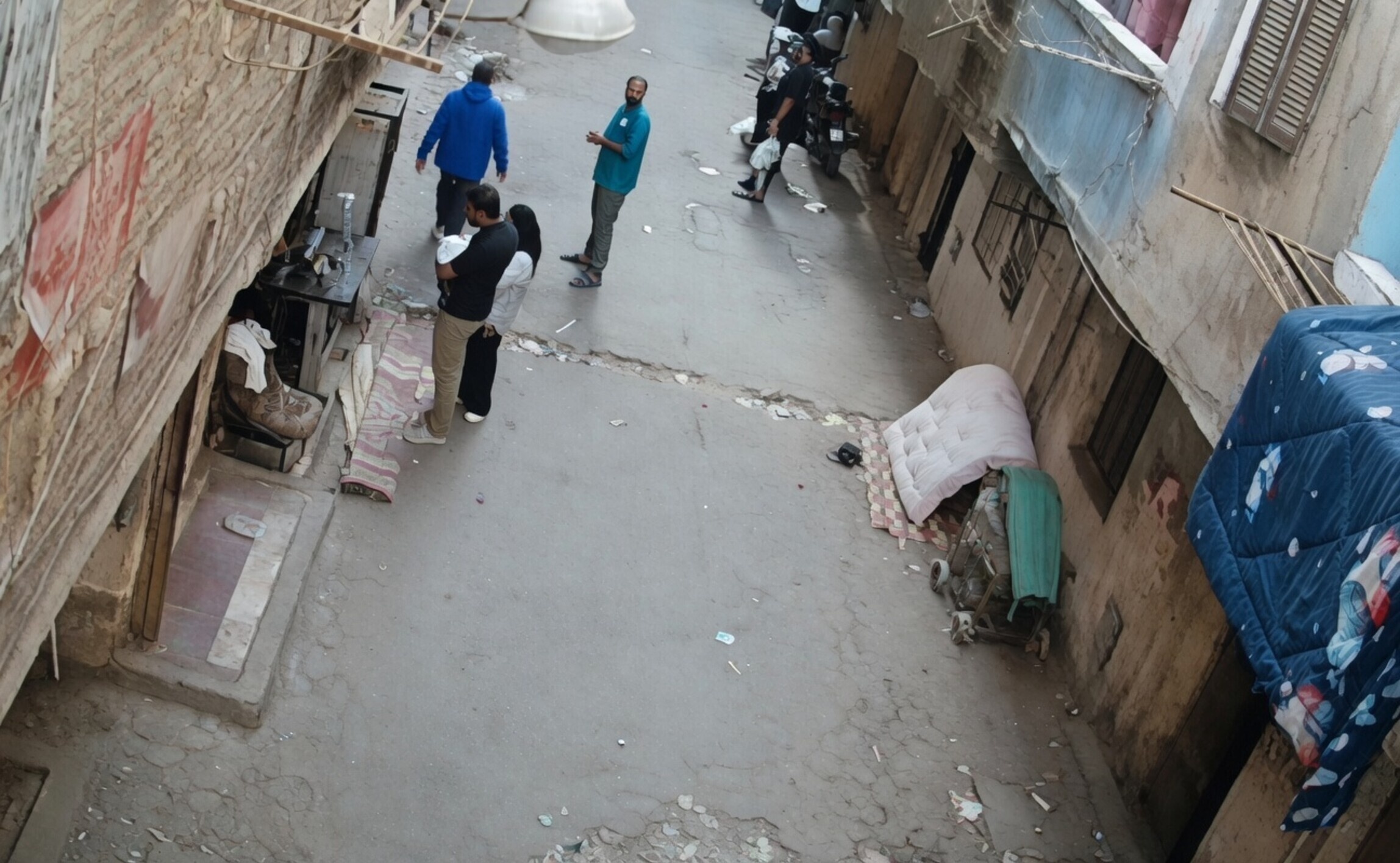 Egyptische eindbaas vangt onder een balkon in Gizeh een vallend jongetje op