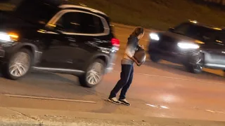 Vrouw in Chicago waagt haar leven bij een potje Frogger