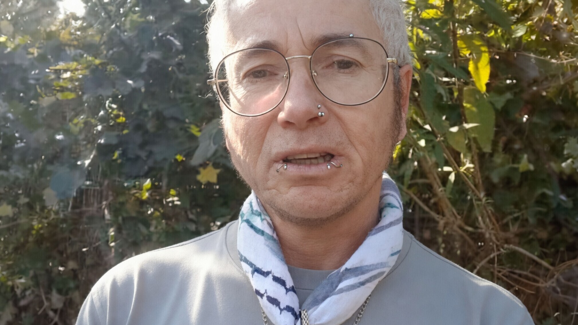 Gekkie Niek Tijne (met tepelstickers) in de UK gearresteerd voor terrorisme