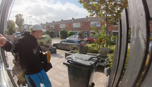 23-jarige Tom schrikt zich een hartverzakking door slang in voortuin: ‘Mam! Mama!’
