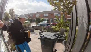 23-jarige Tom schrikt zich een hartverzakking door slang in voortuin: ‘Mam! Mama!’