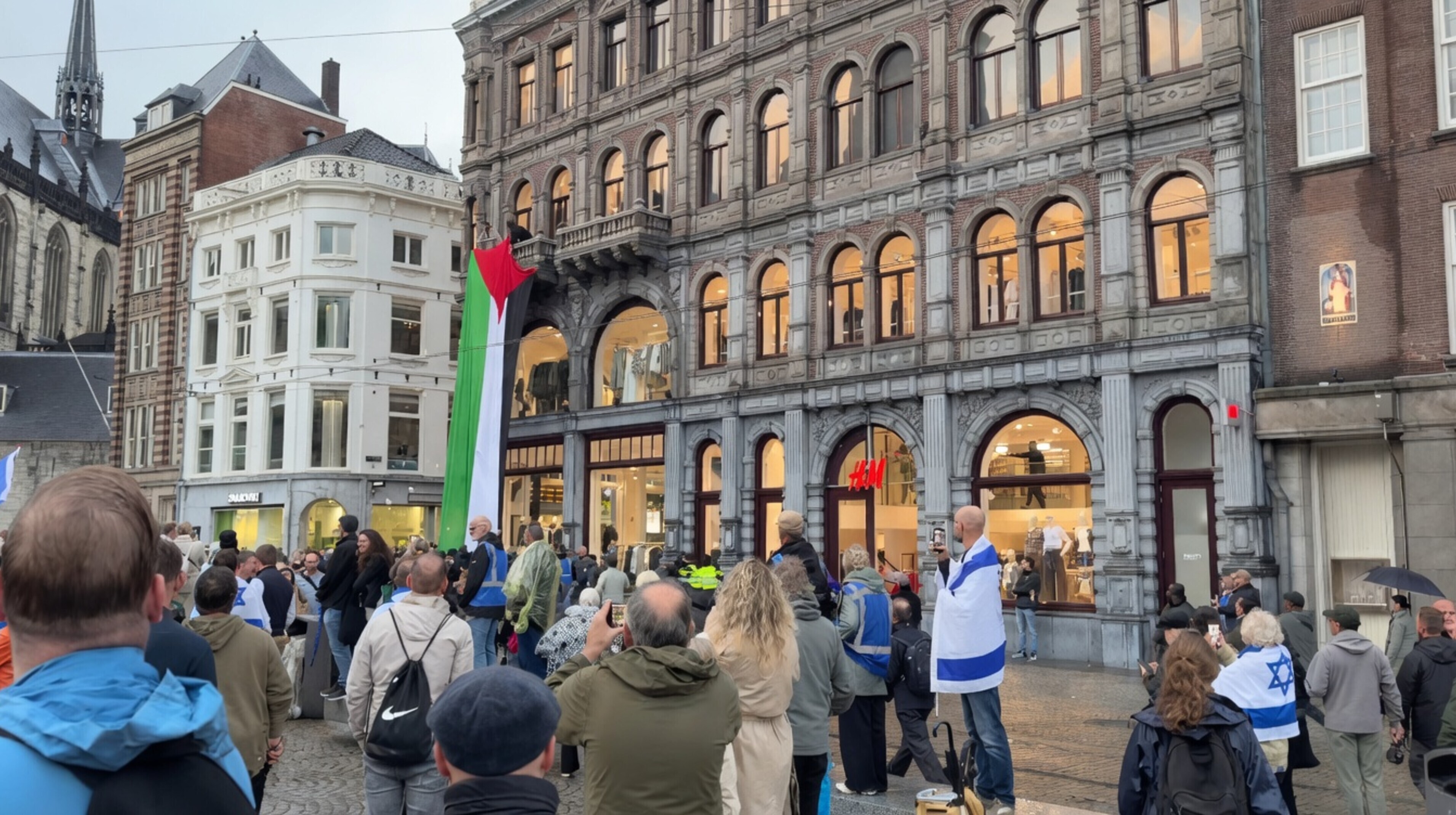 Palestijnse vlag van H&M-pand getrokken tijdens pro-Israëldemonstratie