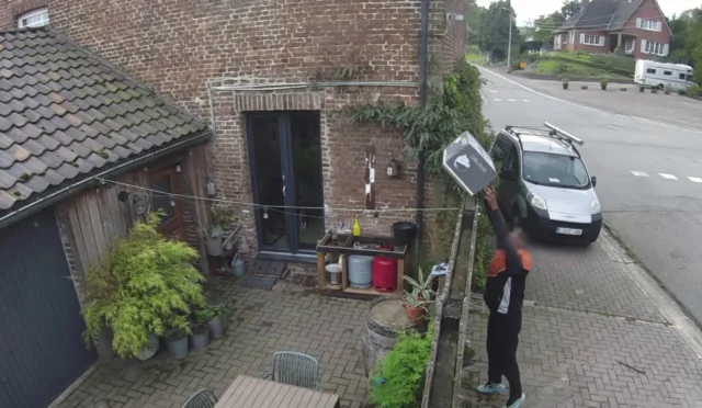 PostNL-bezoeker is er klaar mee en gooit pakketje de achtertuin in