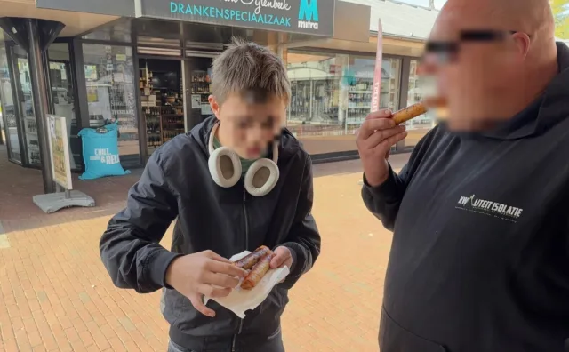 Voor deze jonge strijder is de pittige loempia-challenge net iets té pittig