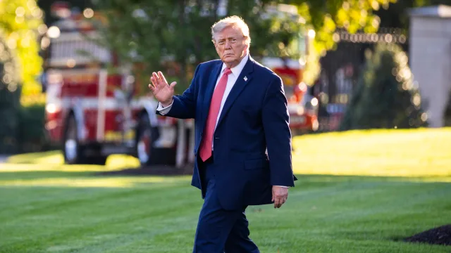 Trump zwaait zonder zichtbaar publiek, cameraman krijgt lof voor uitzoomen