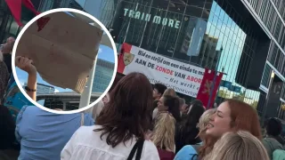 Dolle Mina-activiste haalt schokkend protestbord tevoorschijn tijdens abortusactie