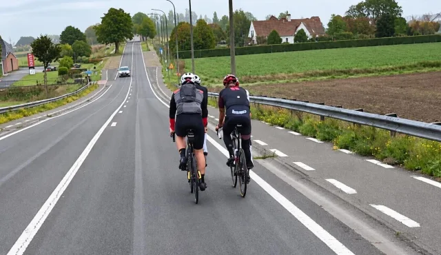 Groepje wielrenners weigert netjes op het fietspad te rijden
