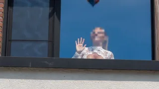 De buurvrouw is duidelijk heel blij met haar 'nieuwe trampoline'