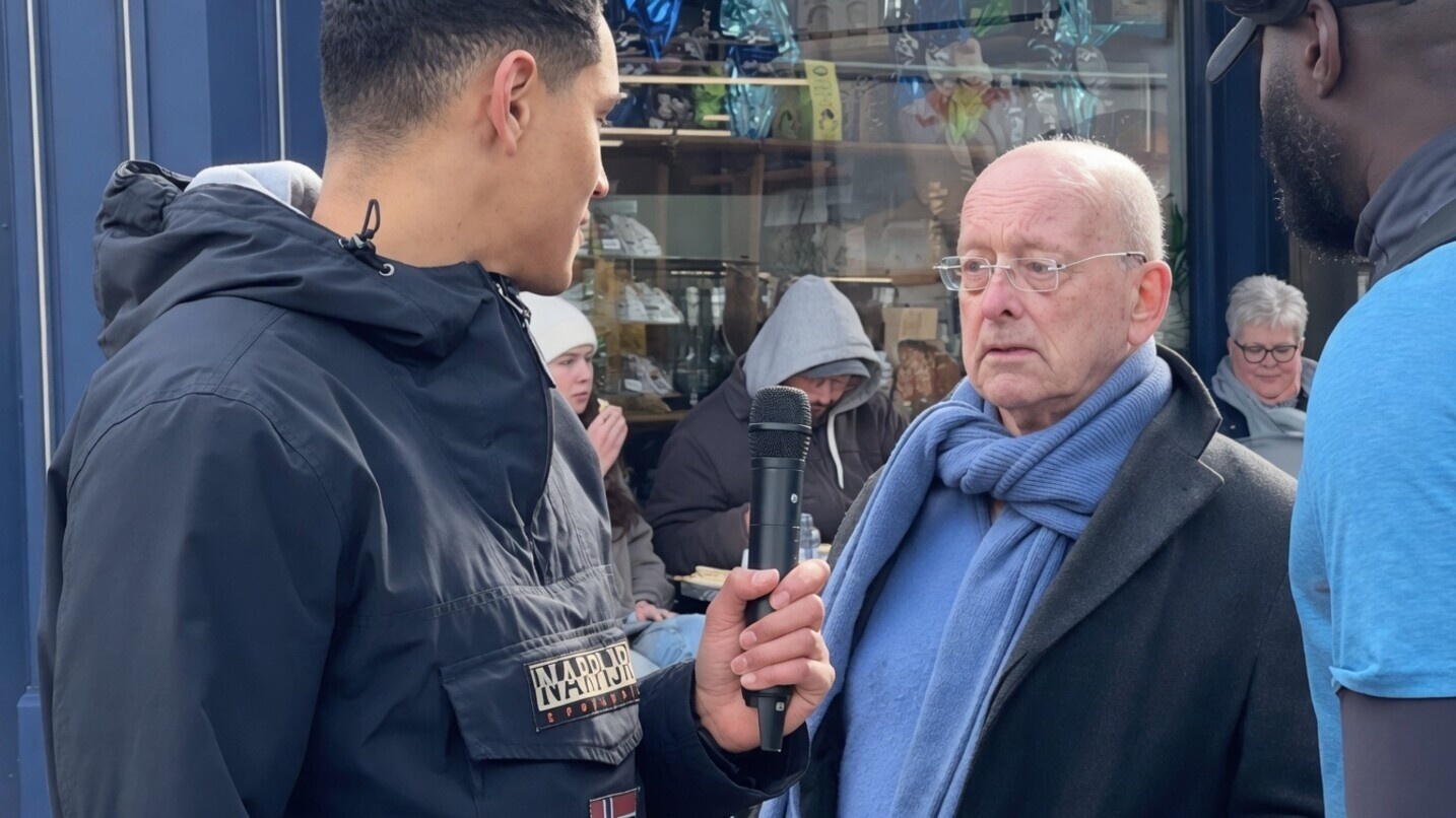 Man komt in beeld en verstoort interview met lokale inwoner
