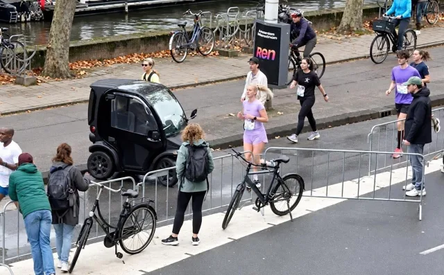 Bestuurder van Birò trekt zich niets aan van marathon en rijdt er dwars doorheen