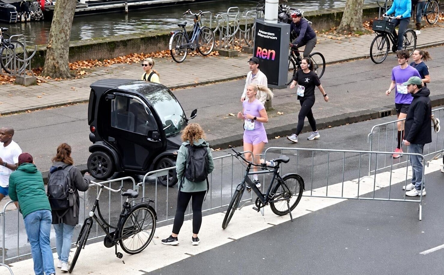 Bestuurder van Birò trekt zich niets aan van marathon en rijdt er dwars doorheen