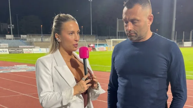 Coach worstelt met oogcontact tijdens interview na de wedstrijd