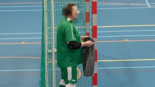 Keeper legt een tactisch barfje tijdens zaalvoetbalwedstrijd in de kelderklasse