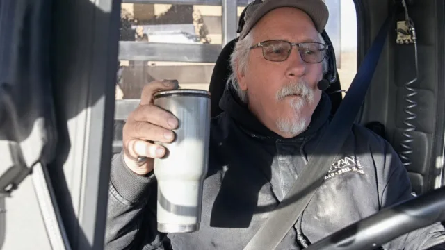 Deze trucker verliest bijna zijn leven door één verkeerde slok op de snelweg