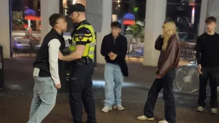Man gaat tekeer tegen agent en ligt seconden later huilend op de grond