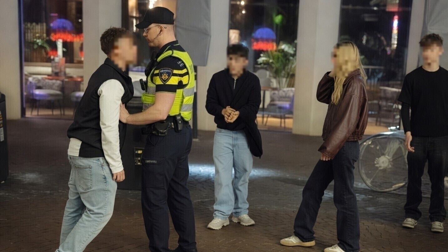 Man gaat tekeer tegen agent en ligt seconden later huilend op de grond